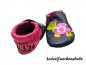 Preview: Lederpuschen dunkelblau-pink mit Namen links und Datums rechte Ferse dunkelblau sowie Stickerei Schildi 2 pink-rosa-hellgrün Schmetterlinge 